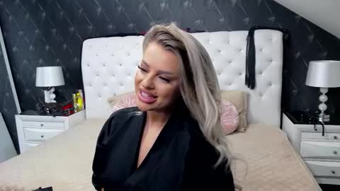 Snapshot of emmamavis chatting on October 19, 4:57 am Emma Mavis online show from October 19, 4:57 am