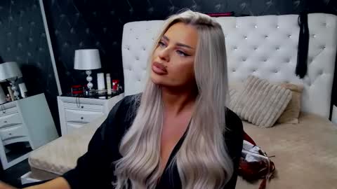 Snapshot of emmamavis chatting on November 28, 7:11 am Emma Mavis online show from November 28, 7:11 am