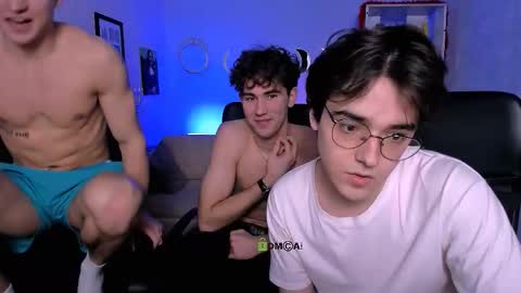 Snapshot of emmanuel_shine chatting on March 3, 1:17 pm Emmi online show from March 3, 1:17 pm