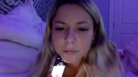 emmareaxo online show from May 13, 1:36 am