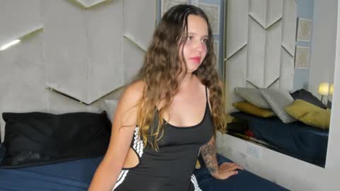 Snapshot of emmarichards_ chatting on June 11, 12:43 am Emma Richards online show from June 11, 12:43 am