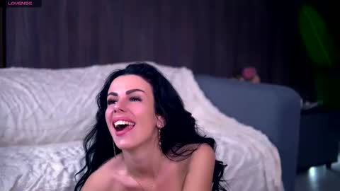 Snapshot of emmavayne chatting on December 19, 9:11 pm Emma online show from December 19, 9:11 pm