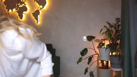 Snapshot of emmi_rosee chatting on February 19, 4:58 pm Miss Emmi online show from February 19, 4:58 pm