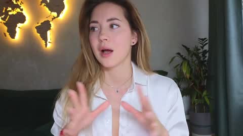 Snapshot of emmi_rosee chatting on February 27, 10:04 am Miss Emmi online show from February 27, 10:04 am