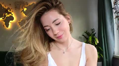 Snapshot of emmi_rosee chatting on March 23, 7:34 am Miss Emmi online show from March 23, 7:34 am