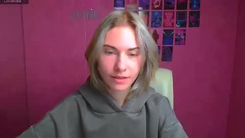 Snapshot of emmi_rossum chatting on October 16, 5:52 am Emmi online show from October 16, 5:52 am