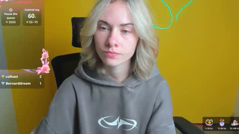 Snapshot of emmi_rossum chatting on October 22, 5:52 am Emmi online show from October 22, 5:52 am