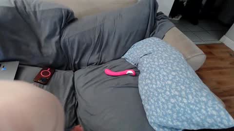 Snapshot of emodream1998media chatting on December 31, 10:37 am EmoDream1998 online show from December 31, 10:37 am