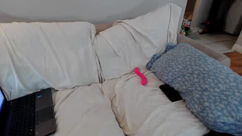 Snapshot of emodream1998media chatting on February 7, 3:52 pm EmoDream1998 online show from February 7, 3:52 pm