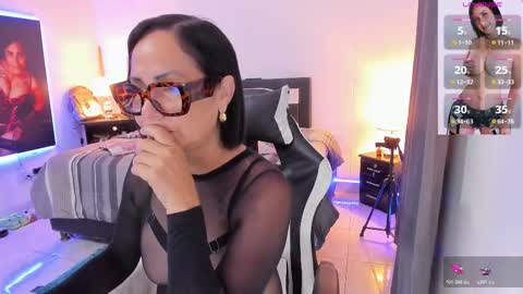 Snapshot of emperatrizmilf chatting on November 23, 6:35 am Emperatriz online show from November 23, 6:35 am