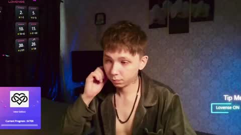 Snapshot of emveeboy96 chatting on April 20, 8:17 am emveeboy96 online show from April 20, 8:17 am
