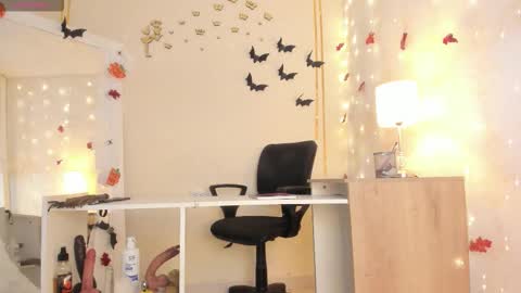 Snapshot of emylyjonhs chatting on October 18, 7:36 pm EMYLY online show from October 18, 7:36 pm