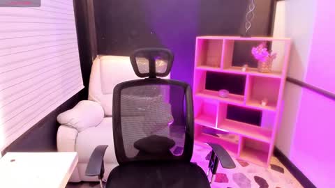 Snapshot of emysilver chatting on December 6, 5:44 pm Emy Silver online show from December 6, 5:44 pm