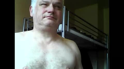 Snapshot of englishguysurrey chatting on May 28, 7:27 am englishguysurrey online show from May 28, 7:27 am