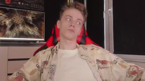 Snapshot of enkeer chatting on December 2, 6:52 am Enker online show from December 2, 6:52 am