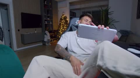 Erik online show from December 29, 7:43 pm