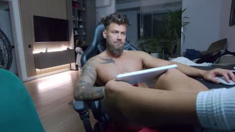 Erik online show from January 3, 10:19 pm