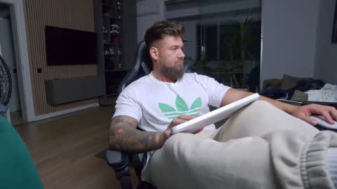 Erik online show from February 3, 6:49 pm