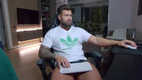 Erik online show from February 24, 7:41 pm