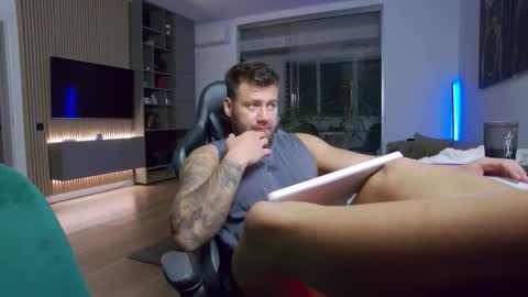 Erik online show from November 10, 6:40 pm