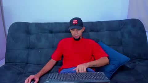 Snapshot of enyel_100 chatting on July 8, 7:35 am enyel_100 online show from July 8, 7:35 am