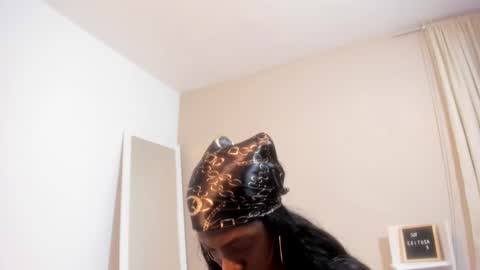 Snapshot of enyelsalas2 chatting on February 26, 12:16 am Angela online show from February 26, 12:16 am