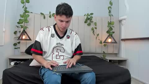 Snapshot of enzo_rivas chatting on November 26, 2:40 pm ENZO online show from November 26, 2:40 pm