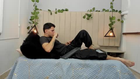 Snapshot of enzo_rivas chatting on December 2, 2:45 pm ENZO online show from December 2, 2:45 pm