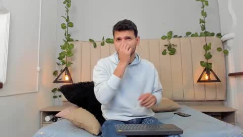 Snapshot of enzo_rivas chatting on December 5, 2:36 pm ENZO online show from December 5, 2:36 pm