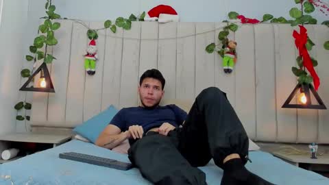 Snapshot of enzo_rivas chatting on December 15, 3:05 pm ENZO online show from December 15, 3:05 pm