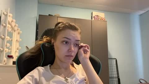 Lily online show from April 22, 3:09 am