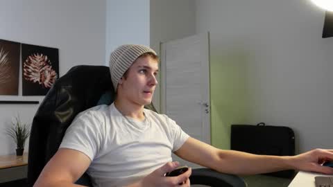 Snapshot of eric_poston chatting on October 14, 7:31 am online show from October 14, 7:31 am
