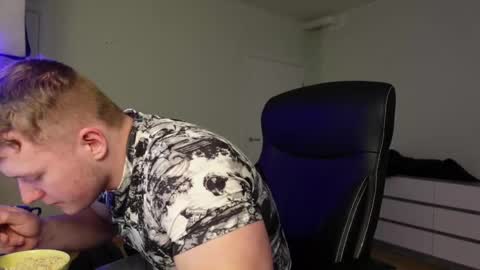 Snapshot of eric_poston chatting on October 23, 1:32 pm online show from October 23, 1:32 pm