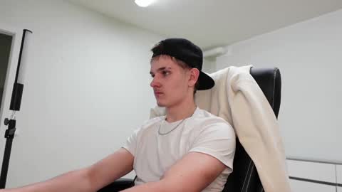 Snapshot of eric_poston chatting on October 31, 5:25 pm online show from October 31, 5:25 pm