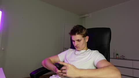 Snapshot of eric_poston chatting on November 3, 8:21 pm online show from November 3, 8:21 pm