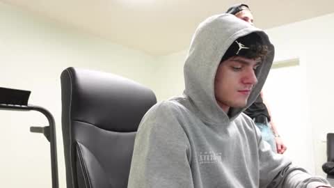 Snapshot of eric_poston chatting on November 19, 3:23 pm online show from November 19, 3:23 pm