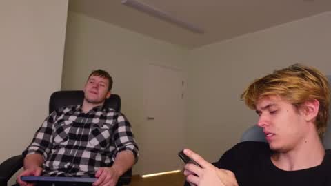 Snapshot of eric_poston chatting on November 20, 6:18 pm online show from November 20, 6:18 pm