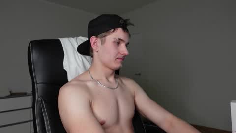 Snapshot of eric_poston chatting on November 22, 7:13 pm online show from November 22, 7:13 pm