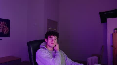 Snapshot of eric_poston chatting on November 30, 6:39 am online show from November 30, 6:39 am