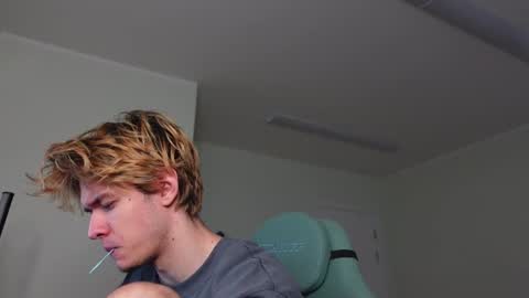 Snapshot of eric_poston chatting on December 1, 7:24 am online show from December 1, 7:24 am