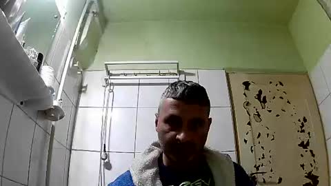 Snapshot of ericboy32 chatting on December 2, 8:55 pm eric online show from December 2, 8:55 pm