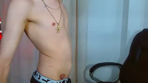 Snapshot of eroboyxox chatting on February 25, 8:40 pm eroboyxox online show from February 25, 8:40 pm