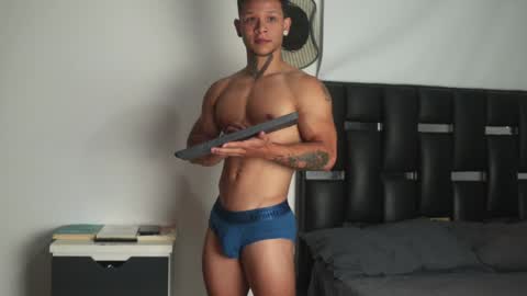 Snapshot of erosscott chatting on December 31, 12:43 am Eros online show from December 31, 12:43 am