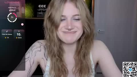 Snapshot of eshleeeygreen chatting on May 11, 10:18 pm EshleGreen online show from May 11, 10:18 pm