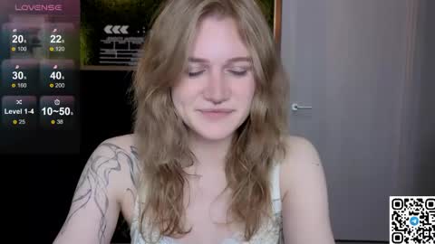 Snapshot of eshleeeygreen chatting on May 12, 9:23 pm EshleGreen online show from May 12, 9:23 pm