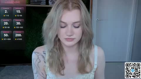 Snapshot of eshleeeygreen chatting on May 21, 7:26 am EshleGreen online show from May 21, 7:26 am
