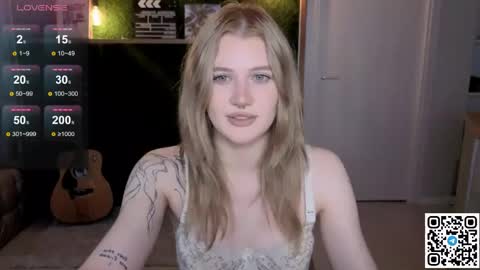 Snapshot of eshleeeygreen chatting on May 24, 3:28 pm EshleGreen online show from May 24, 3:28 pm