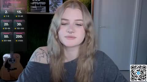 Snapshot of eshleeeygreen chatting on May 26, 1:40 pm EshleGreen online show from May 26, 1:40 pm