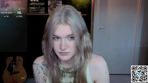 Snapshot of eshleeeygreen chatting on June 2, 10:23 pm EshleGreen online show from June 2, 10:23 pm