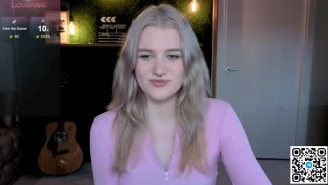 Snapshot of eshleeeygreen chatting on June 4, 9:54 pm EshleGreen online show from June 4, 9:54 pm